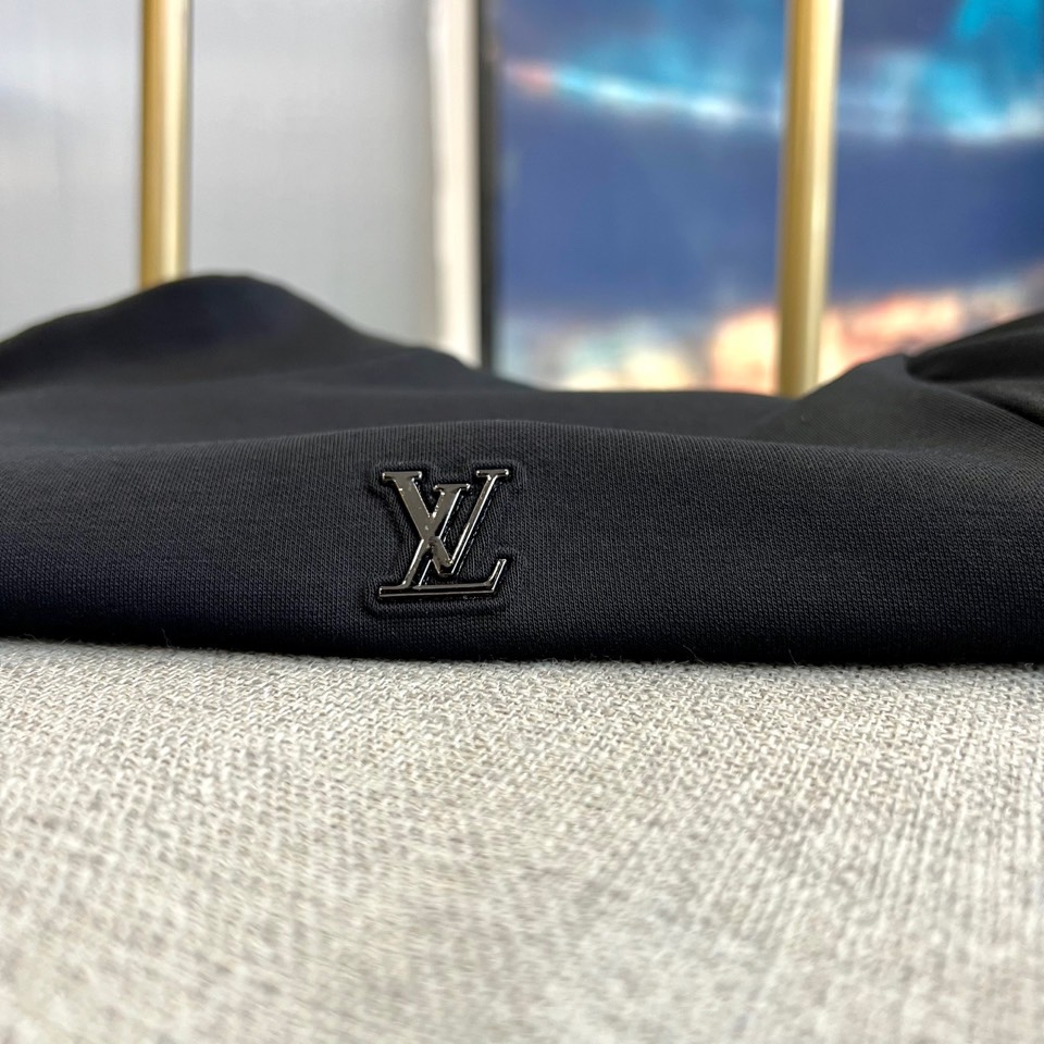 1v威登（高品质）、2025秋冬系列 徽标长袖羊毛🐑T恤衫。经典半高领设计搭配左胸压印LV暗纹徽章，酒红