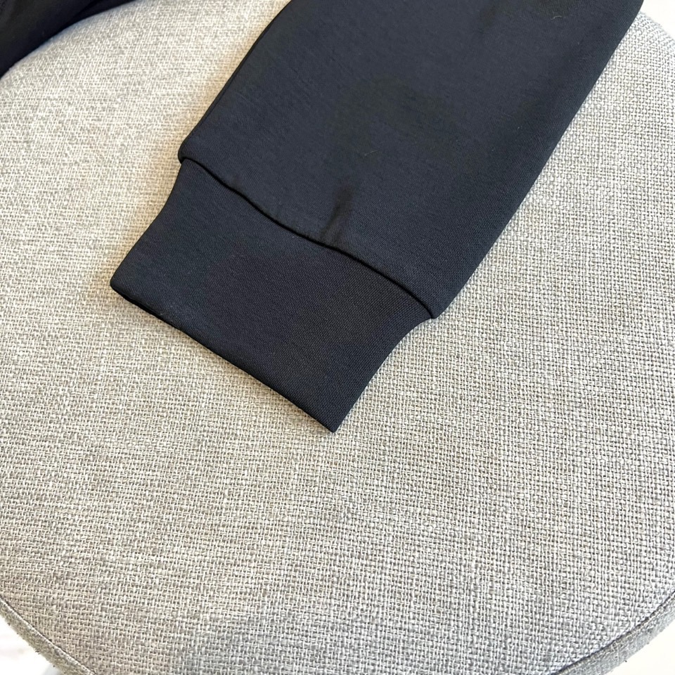 1v威登（高品质）、2025秋冬系列 徽标长袖羊毛🐑T恤衫。经典半高领设计搭配左胸压印LV暗纹徽章，酒红