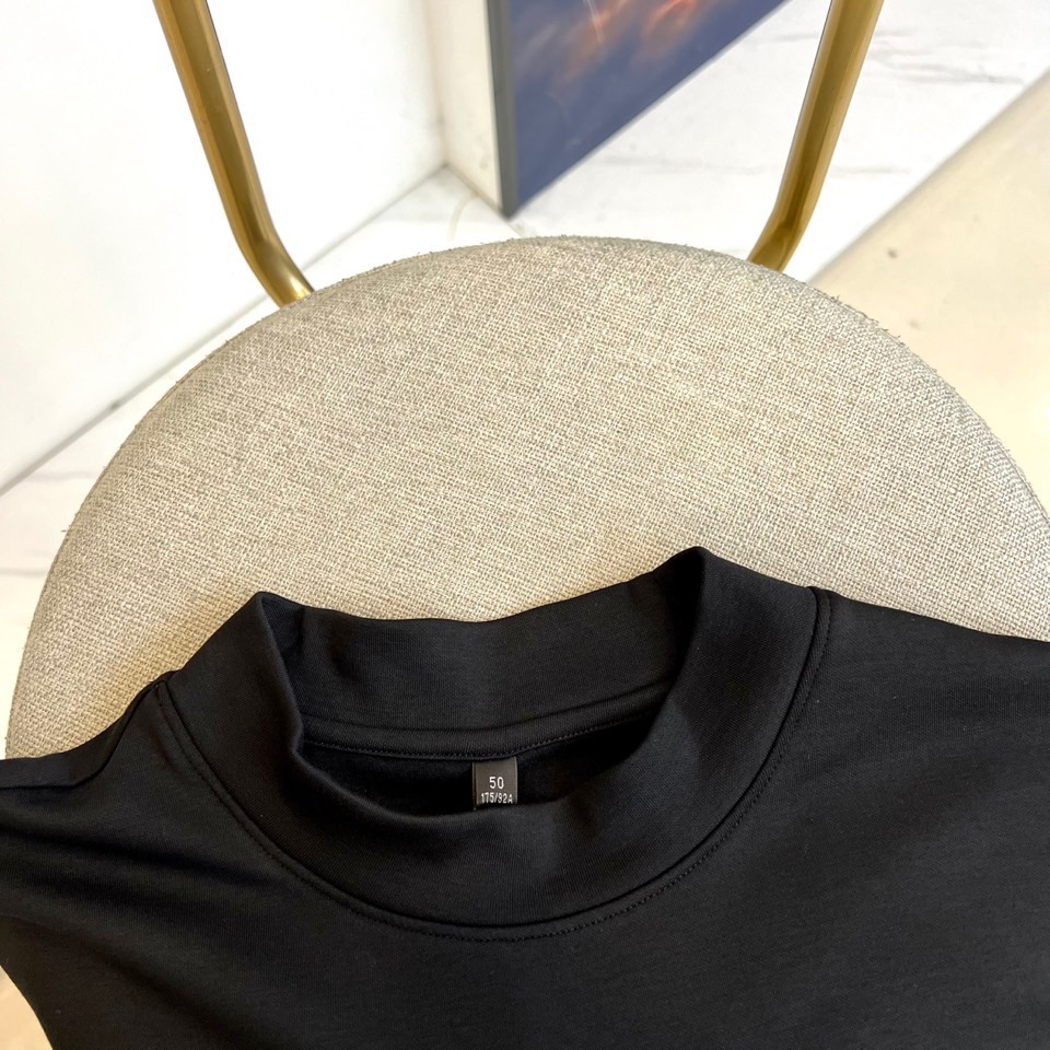 1v威登（高品质）、2025秋冬系列 徽标长袖羊毛🐑T恤衫。经典半高领设计搭配左胸压印LV暗纹徽章，酒红