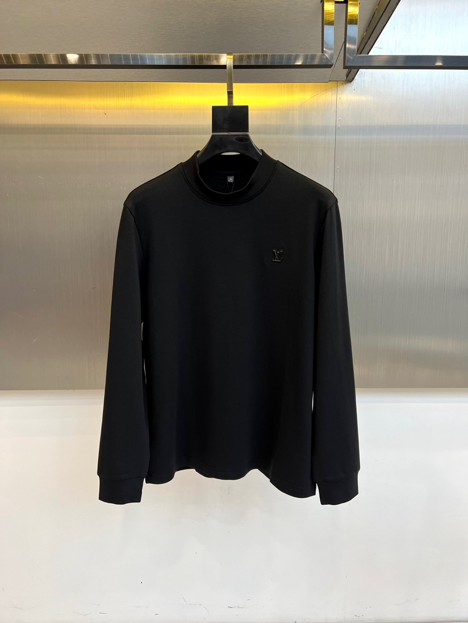 1v威登（高品质）、2025秋冬系列 徽标长袖羊毛🐑T恤衫。经典半高领设计搭配左胸压印LV暗纹徽章，酒红