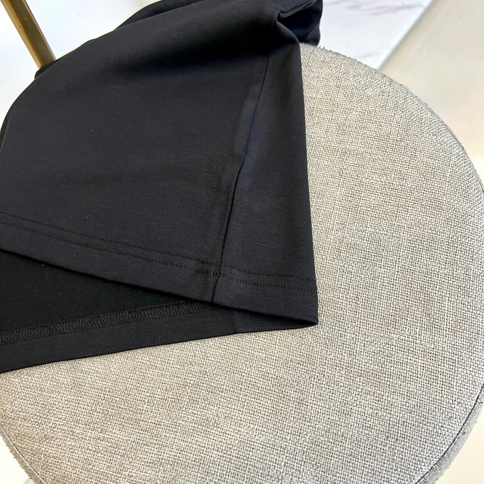 1v威登（高品质）、2025秋冬系列 徽标长袖羊毛🐑T恤衫。经典半高领设计搭配左胸压印LV暗纹徽章，酒红