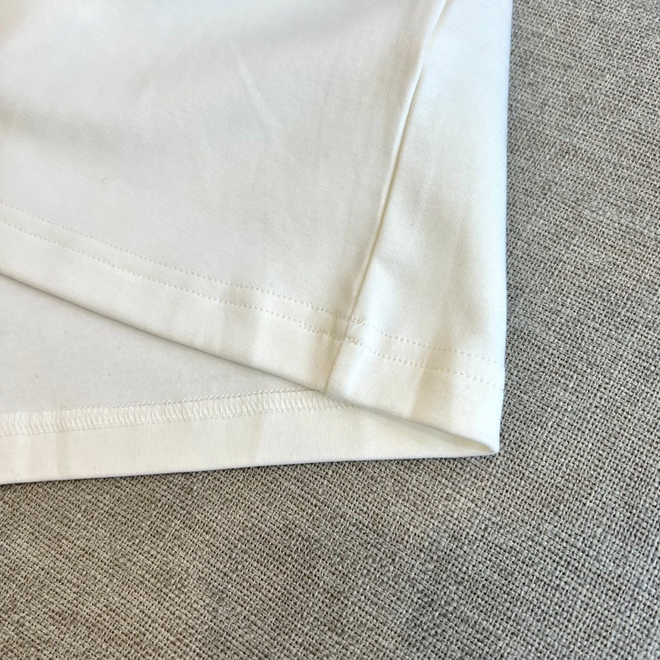 1v威登（高品质）、2025秋冬系列 徽标长袖羊毛🐑T恤衫。经典半高领设计搭配左胸压印LV暗纹徽章，酒红