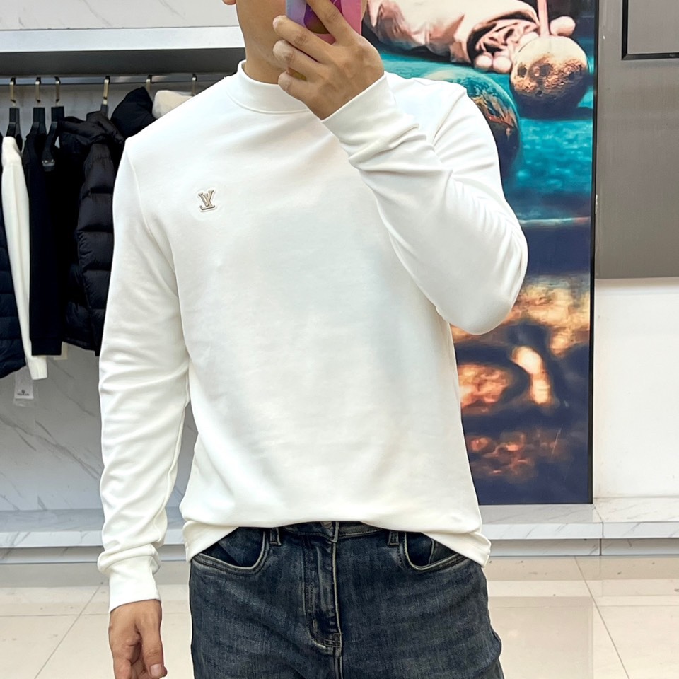 1v威登（高品质）、2025秋冬系列 徽标长袖羊毛🐑T恤衫。经典半高领设计搭配左胸压印LV暗纹徽章，酒红