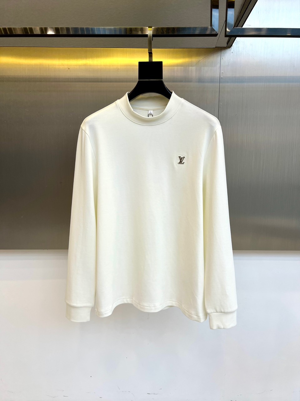 1v威登（高品质）、2025秋冬系列 徽标长袖羊毛🐑T恤衫。经典半高领设计搭配左胸压印LV暗纹徽章，酒红