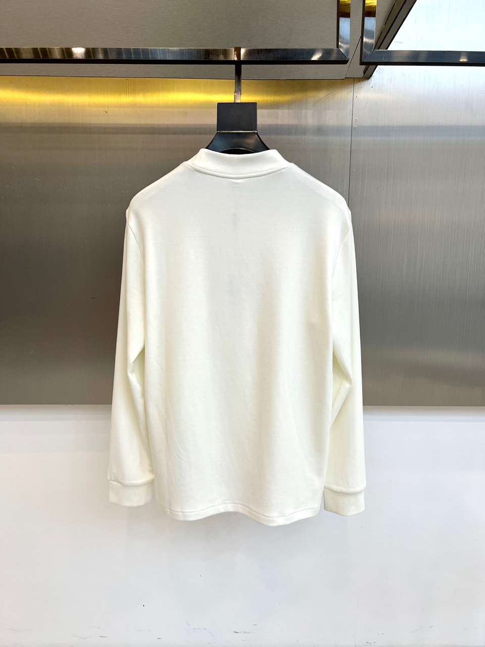 1v威登（高品质）、2025秋冬系列 徽标长袖羊毛🐑T恤衫。经典半高领设计搭配左胸压印LV暗纹徽章，酒红