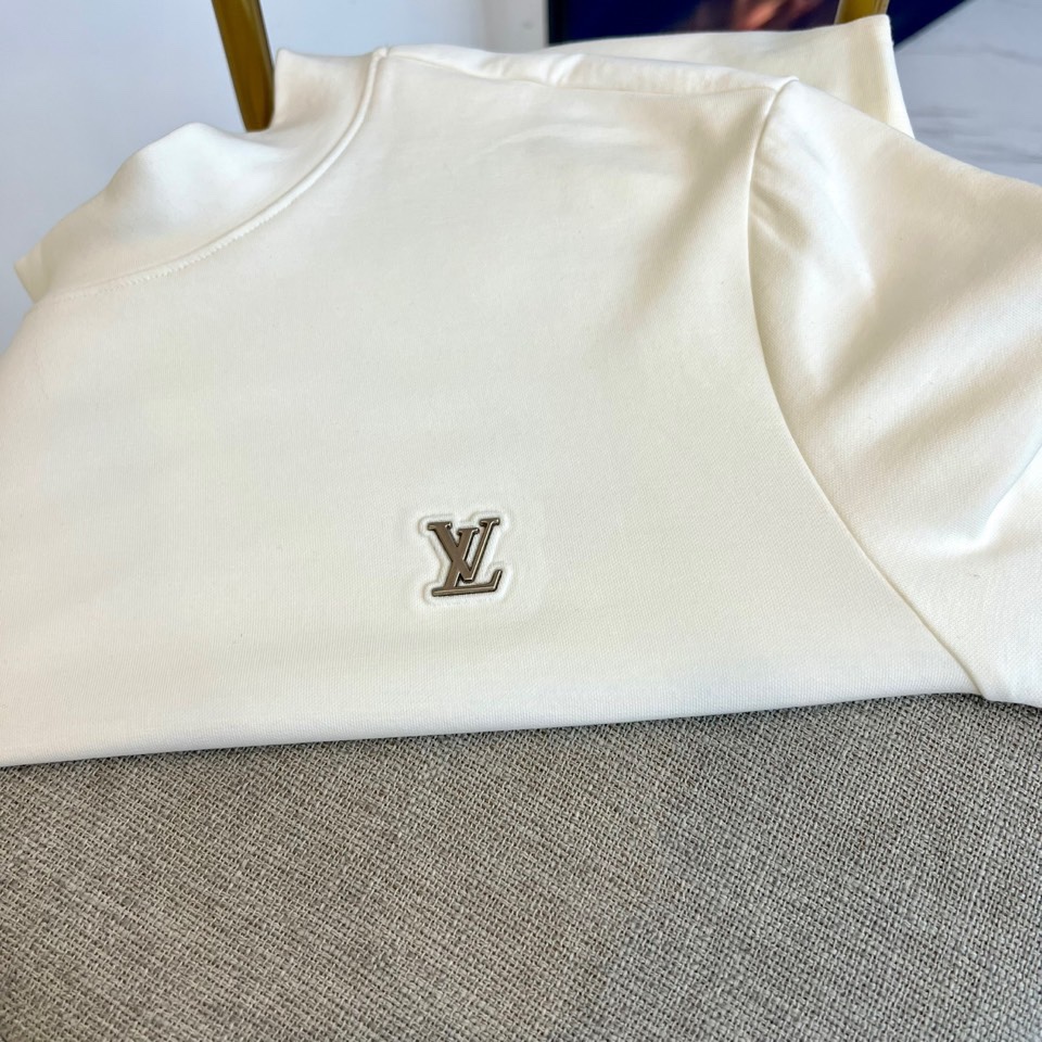 1v威登（高品质）、2025秋冬系列 徽标长袖羊毛🐑T恤衫。经典半高领设计搭配左胸压印LV暗纹徽章，酒红