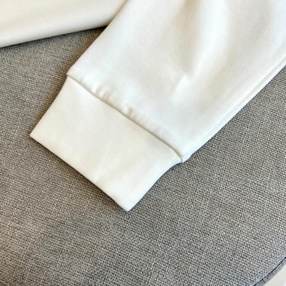 1v威登（高品质）、2025秋冬系列 徽标长袖羊毛🐑T恤衫。经典半高领设计搭配左胸压印LV暗纹徽章，酒红