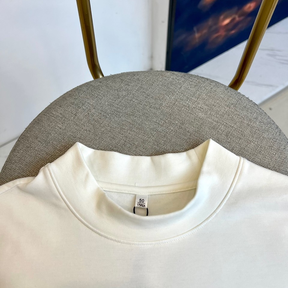 1v威登（高品质）、2025秋冬系列 徽标长袖羊毛🐑T恤衫。经典半高领设计搭配左胸压印LV暗纹徽章，酒红