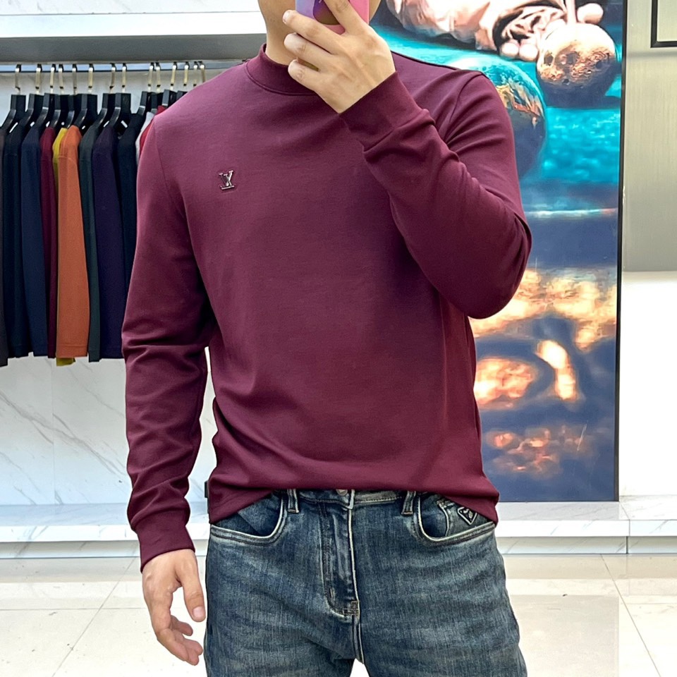 1v威登（高品质）、2025秋冬系列 徽标长袖羊毛🐑T恤衫。经典半高领设计搭配左胸压印LV暗纹徽章，酒红