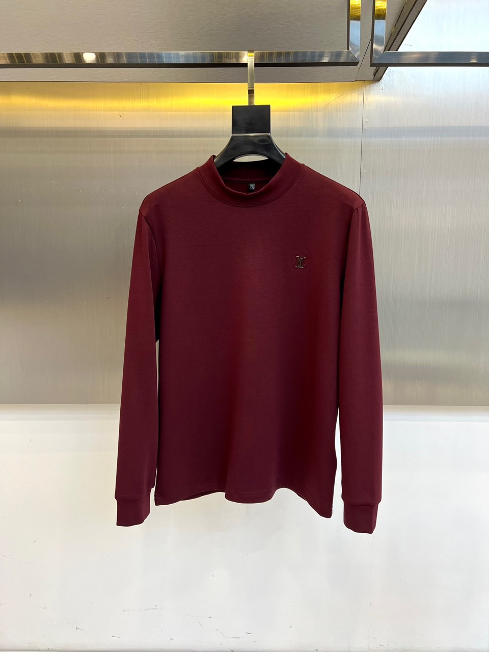 1v威登（高品质）、2025秋冬系列 徽标长袖羊毛🐑T恤衫。经典半高领设计搭配左胸压印LV暗纹徽章，酒红