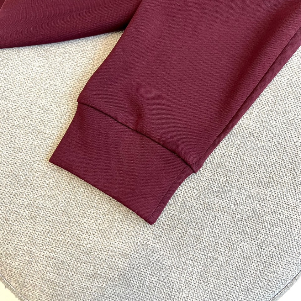 1v威登（高品质）、2025秋冬系列 徽标长袖羊毛🐑T恤衫。经典半高领设计搭配左胸压印LV暗纹徽章，酒红