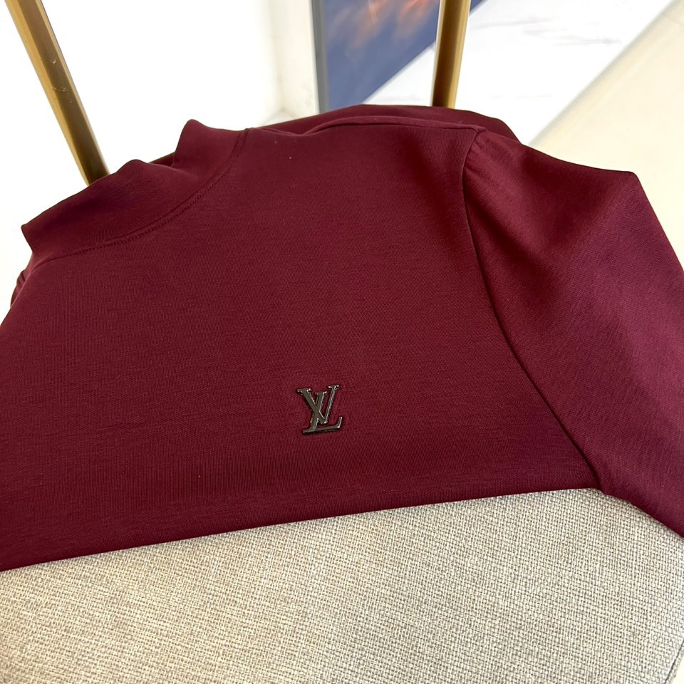 1v威登（高品质）、2025秋冬系列 徽标长袖羊毛🐑T恤衫。经典半高领设计搭配左胸压印LV暗纹徽章，酒红