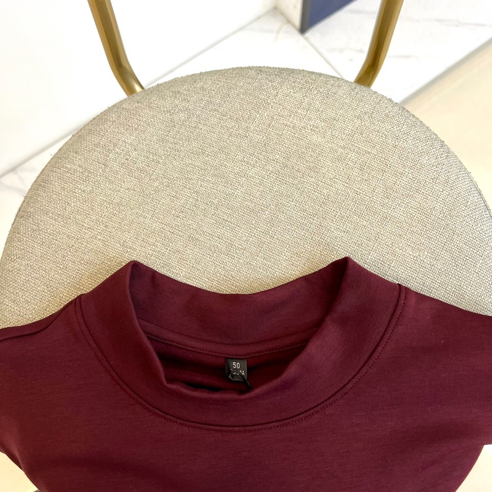 1v威登（高品质）、2025秋冬系列 徽标长袖羊毛🐑T恤衫。经典半高领设计搭配左胸压印LV暗纹徽章，酒红