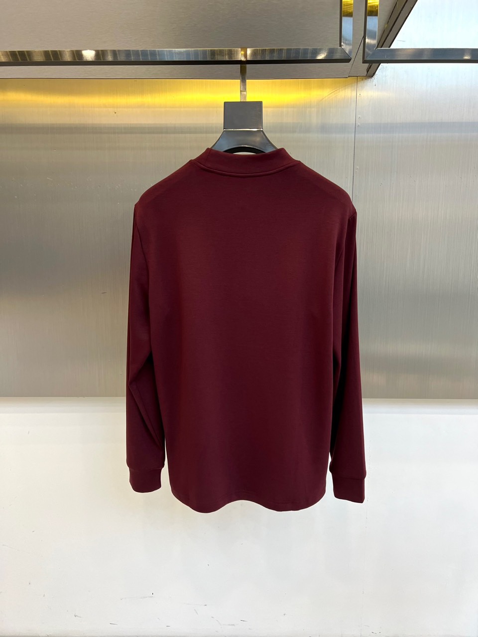 1v威登（高品质）、2025秋冬系列 徽标长袖羊毛🐑T恤衫。经典半高领设计搭配左胸压印LV暗纹徽章，酒红