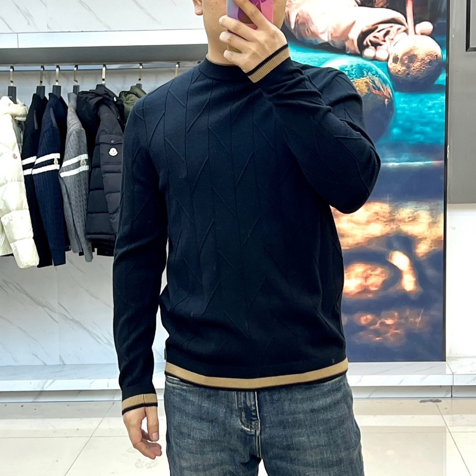 Loro Piana诺悠翩雅、2025秋冬新品针织羊毛🐏衫，这款圆领针织衫采用立体几何纹理设计，衣身线条