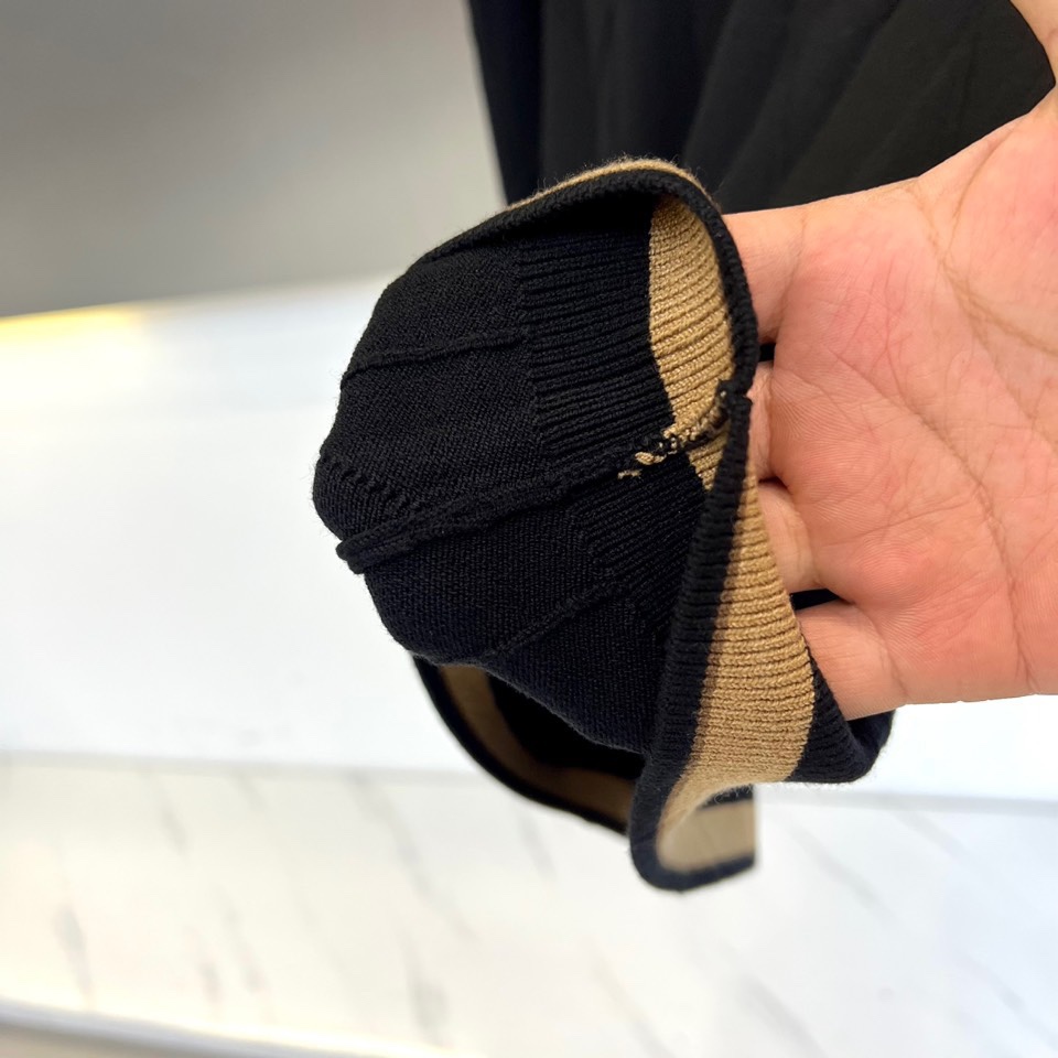 Loro Piana诺悠翩雅、2025秋冬新品针织羊毛🐏衫，这款圆领针织衫采用立体几何纹理设计，衣身线条