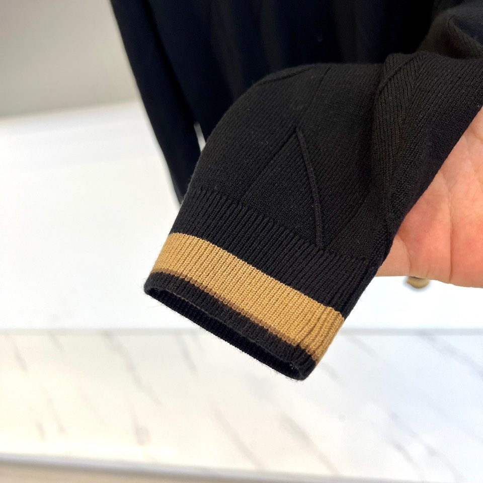 Loro Piana诺悠翩雅、2025秋冬新品针织羊毛🐏衫，这款圆领针织衫采用立体几何纹理设计，衣身线条