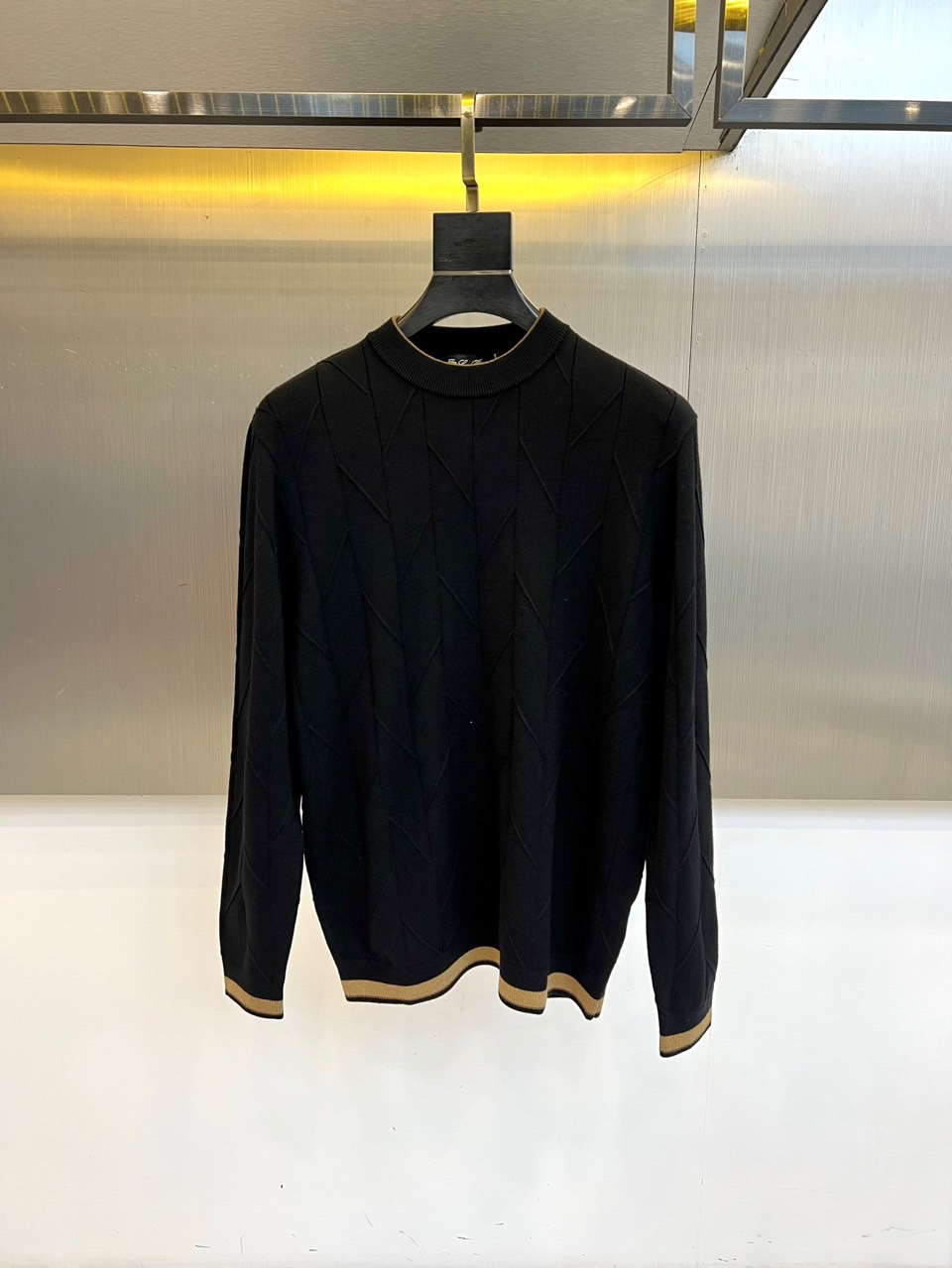 Loro Piana诺悠翩雅、2025秋冬新品针织羊毛🐏衫，这款圆领针织衫采用立体几何纹理设计，衣身线条