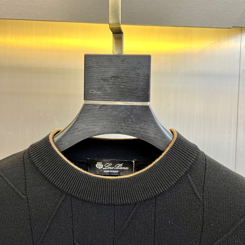 Loro Piana诺悠翩雅、2025秋冬新品针织羊毛🐏衫，这款圆领针织衫采用立体几何纹理设计，衣身线条