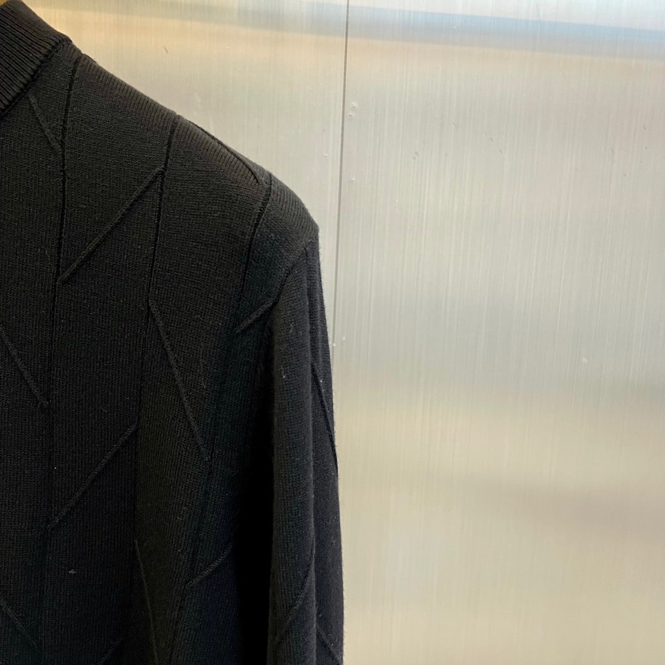 Loro Piana诺悠翩雅、2025秋冬新品针织羊毛🐏衫，这款圆领针织衫采用立体几何纹理设计，衣身线条