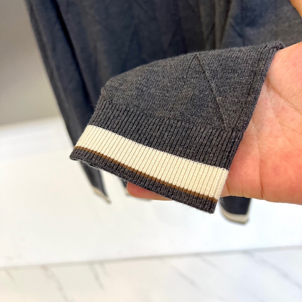 Loro Piana诺悠翩雅、2025秋冬新品针织羊毛🐏衫，这款圆领针织衫采用立体几何纹理设计，衣身线条