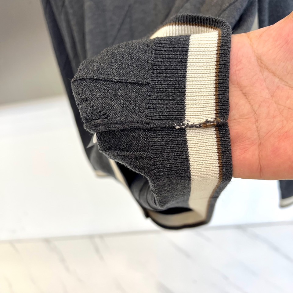 Loro Piana诺悠翩雅、2025秋冬新品针织羊毛🐏衫，这款圆领针织衫采用立体几何纹理设计，衣身线条