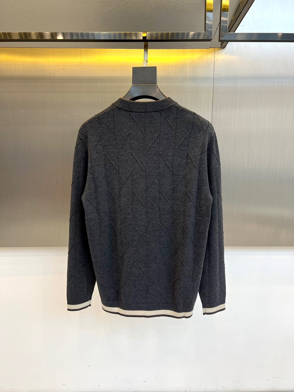 Loro Piana诺悠翩雅、2025秋冬新品针织羊毛🐏衫，这款圆领针织衫采用立体几何纹理设计，衣身线条