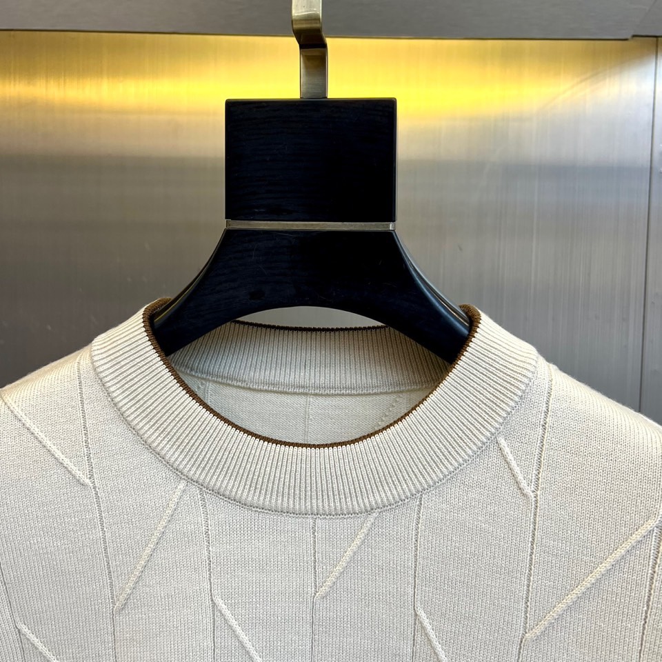 Loro Piana诺悠翩雅、2025秋冬新品针织羊毛🐏衫，这款圆领针织衫采用立体几何纹理设计，衣身线条