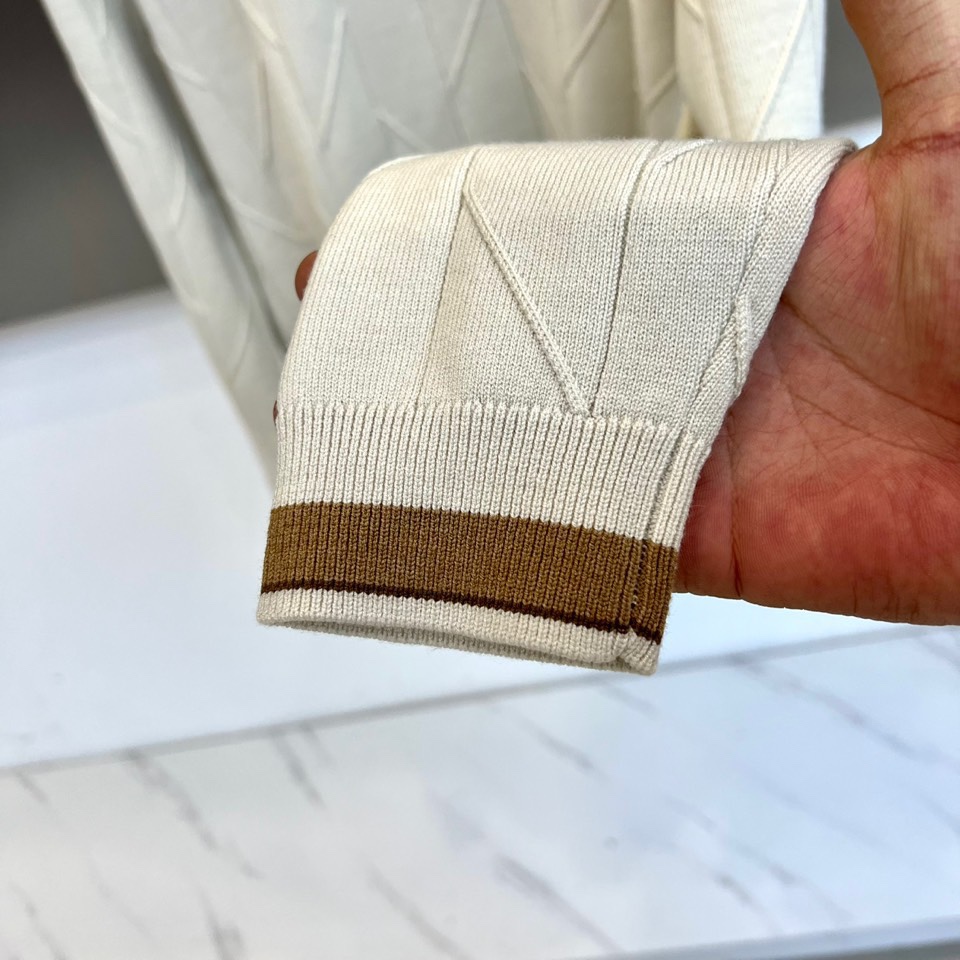 Loro Piana诺悠翩雅、2025秋冬新品针织羊毛🐏衫，这款圆领针织衫采用立体几何纹理设计，衣身线条