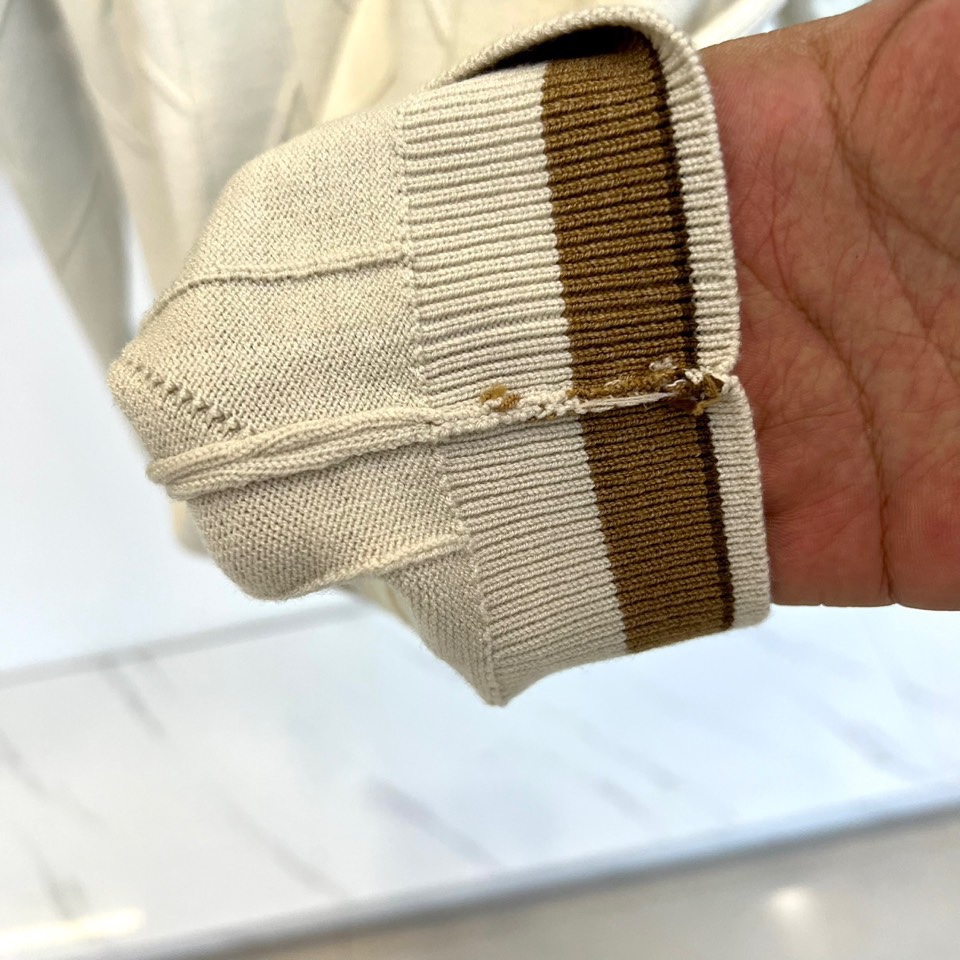 Loro Piana诺悠翩雅、2025秋冬新品针织羊毛🐏衫，这款圆领针织衫采用立体几何纹理设计，衣身线条