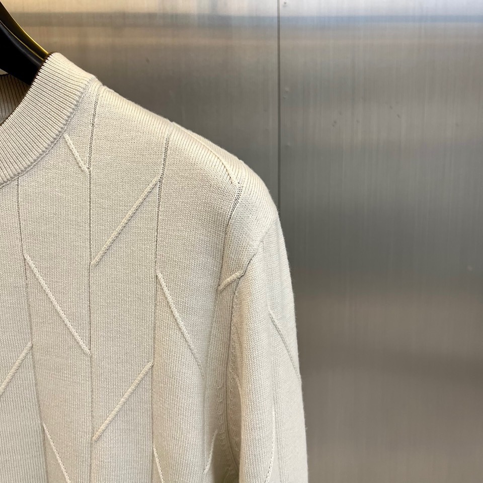 Loro Piana诺悠翩雅、2025秋冬新品针织羊毛🐏衫，这款圆领针织衫采用立体几何纹理设计，衣身线条