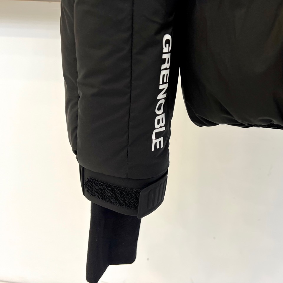 Mon蒙口（白鹅绒）、2025秋冬新款羽绒服，演绎阿尔卑斯雪山脉络的纯粹美学。这款GRENOBLE系列专