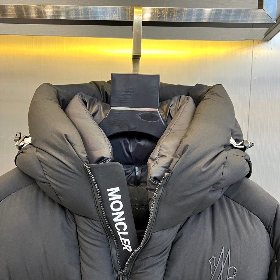 Mon蒙口（白鹅绒）、2025秋冬新款羽绒服，演绎阿尔卑斯雪山脉络的纯粹美学。这款GRENOBLE系列专