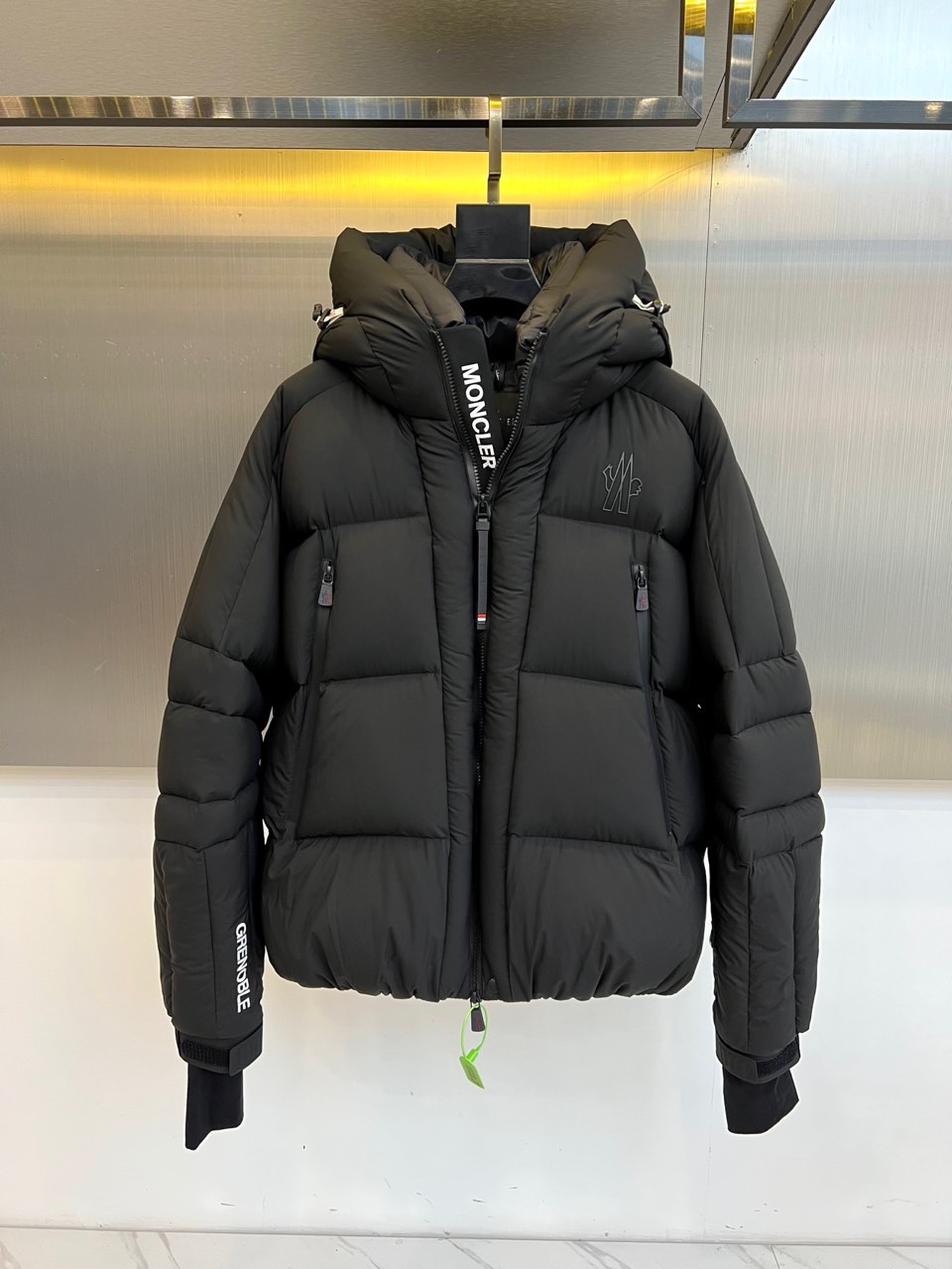 Mon蒙口（白鹅绒）、2025秋冬新款羽绒服，演绎阿尔卑斯雪山脉络的纯粹美学。这款GRENOBLE系列专