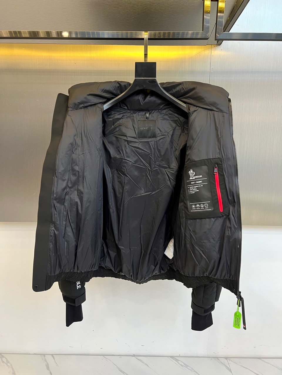 Mon蒙口（白鹅绒）、2025秋冬新款羽绒服，演绎阿尔卑斯雪山脉络的纯粹美学。这款GRENOBLE系列专