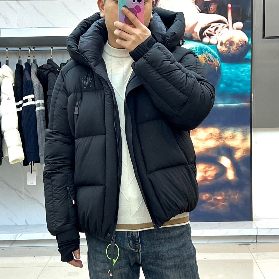 Mon蒙口（白鹅绒）、2025秋冬新款羽绒服，演绎阿尔卑斯雪山脉络的纯粹美学。这款GRENOBLE系列专