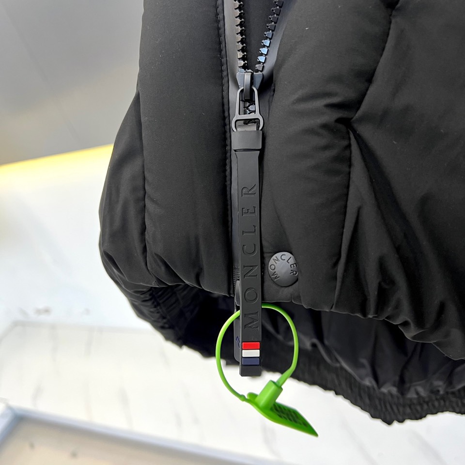 Mon蒙口（白鹅绒）、2025秋冬新款羽绒服，演绎阿尔卑斯雪山脉络的纯粹美学。这款GRENOBLE系列专
