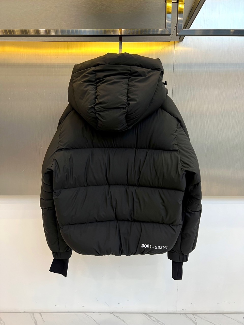 Mon蒙口（白鹅绒）、2025秋冬新款羽绒服，演绎阿尔卑斯雪山脉络的纯粹美学。这款GRENOBLE系列专