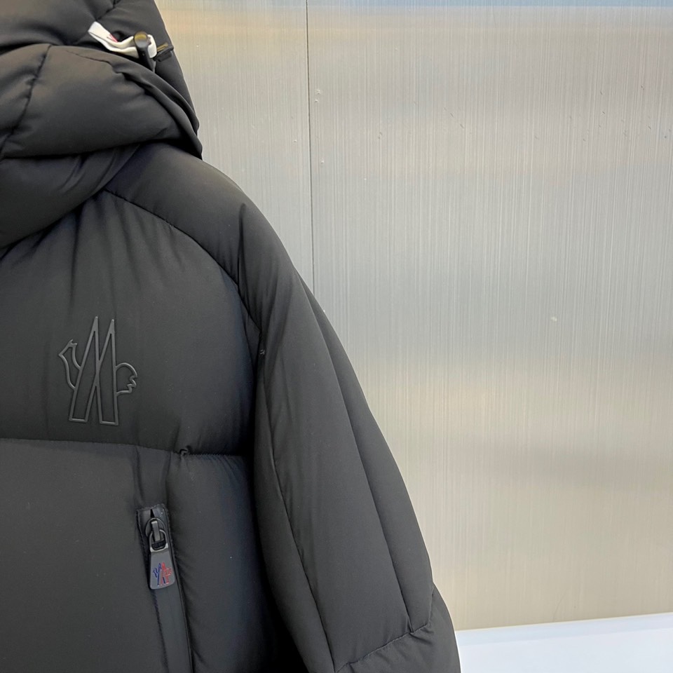 Mon蒙口（白鹅绒）、2025秋冬新款羽绒服，演绎阿尔卑斯雪山脉络的纯粹美学。这款GRENOBLE系列专