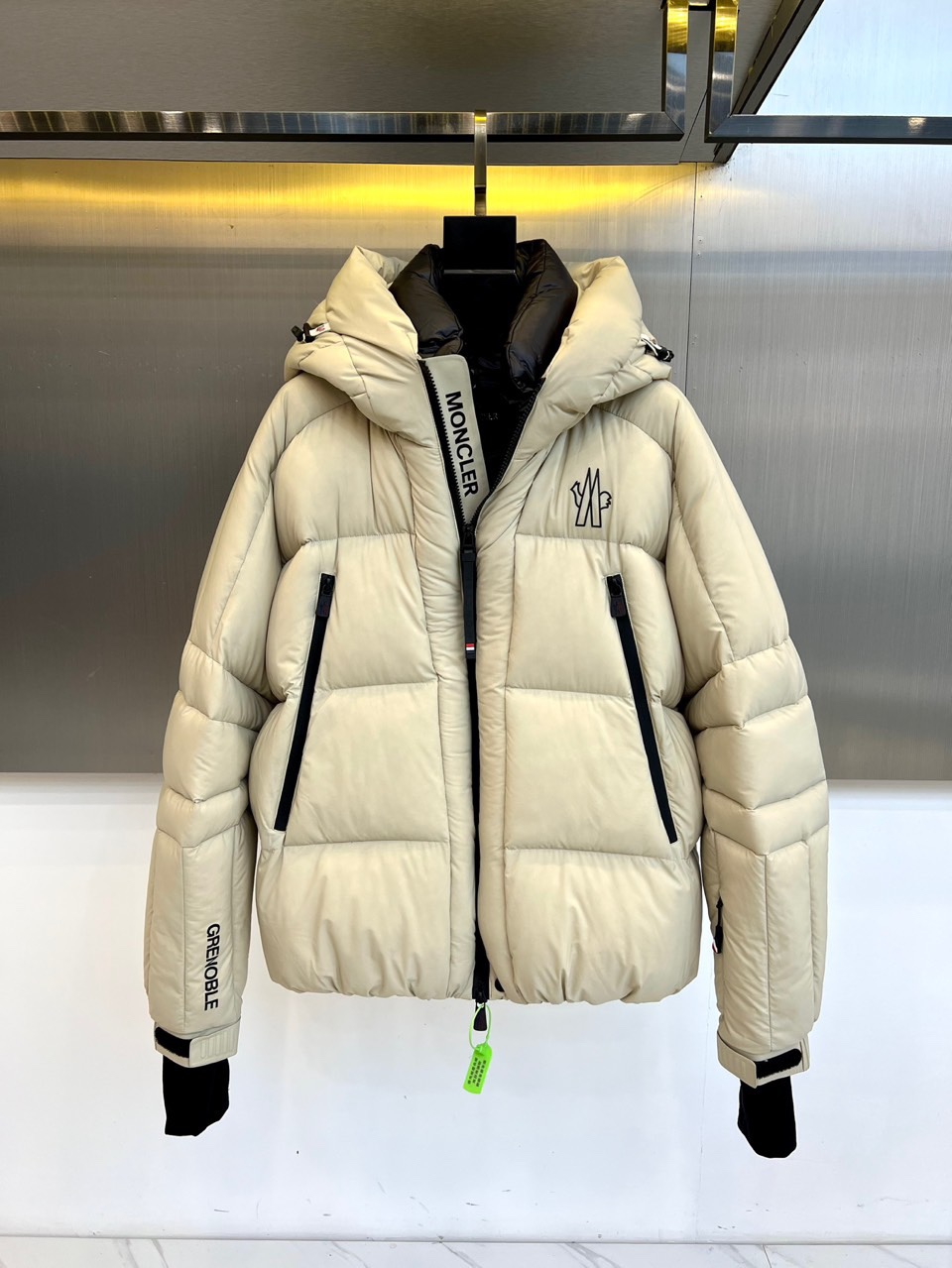 Mon蒙口（白鹅绒）、2025秋冬新款羽绒服，演绎阿尔卑斯雪山脉络的纯粹美学。这款GRENOBLE系列专