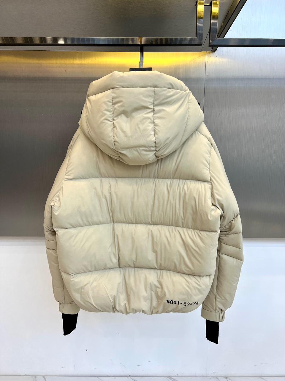 Mon蒙口（白鹅绒）、2025秋冬新款羽绒服，演绎阿尔卑斯雪山脉络的纯粹美学。这款GRENOBLE系列专