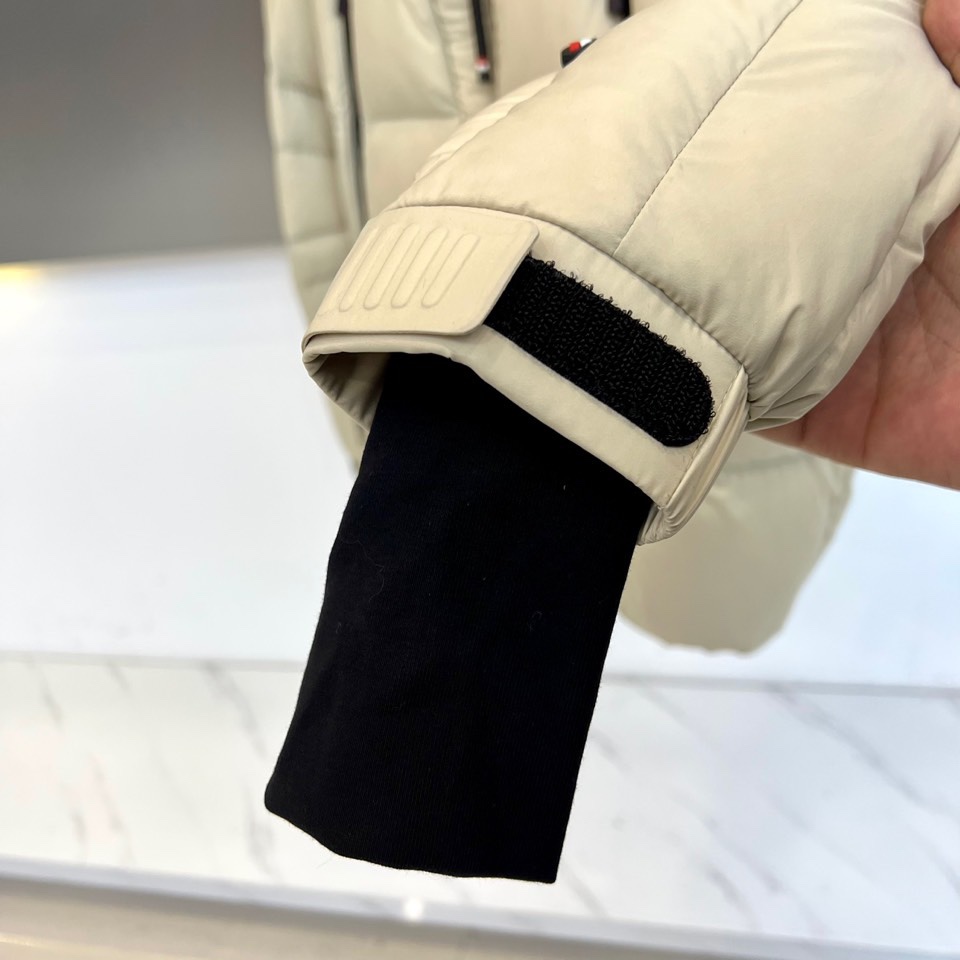 Mon蒙口（白鹅绒）、2025秋冬新款羽绒服，演绎阿尔卑斯雪山脉络的纯粹美学。这款GRENOBLE系列专