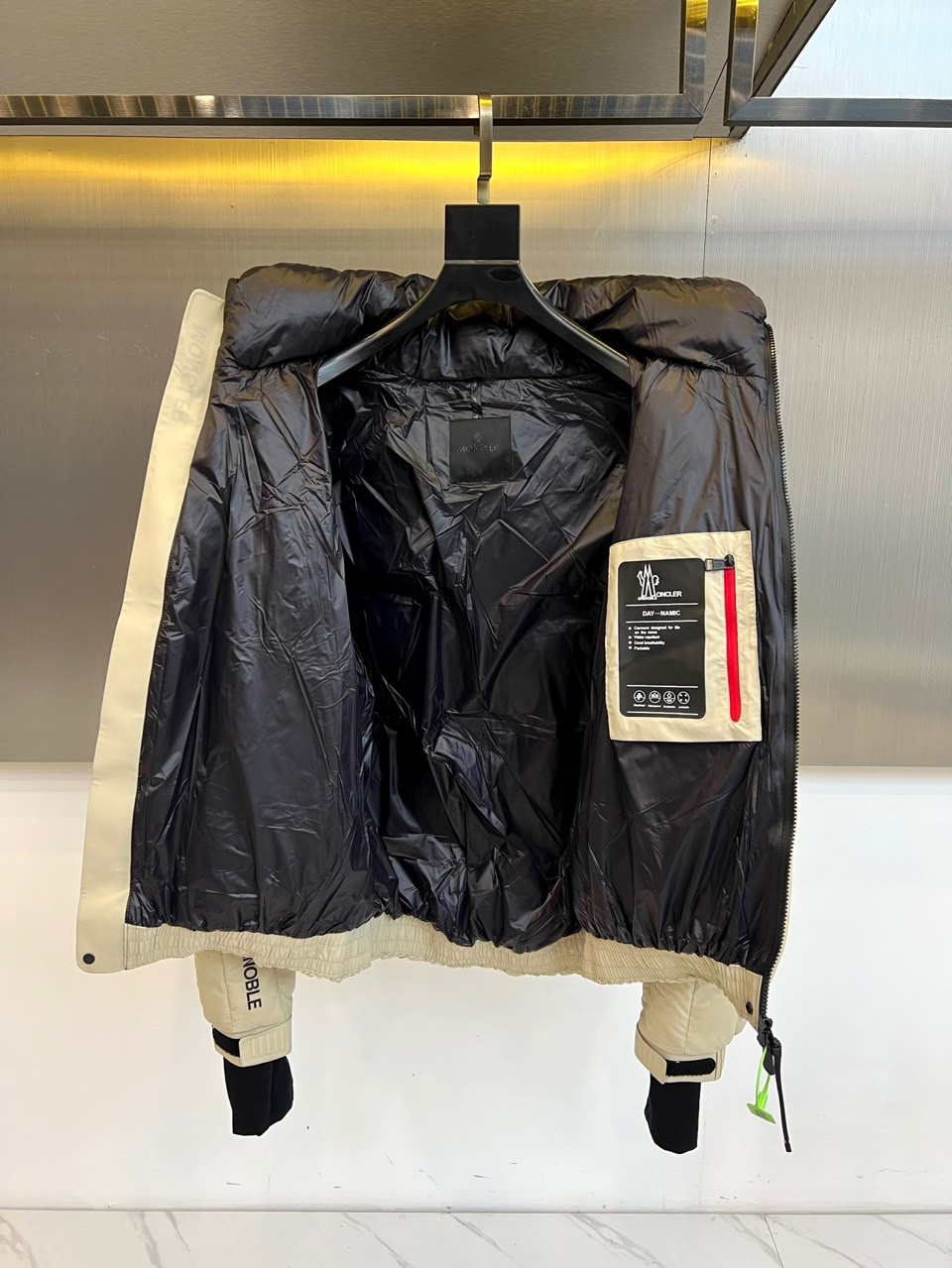 Mon蒙口（白鹅绒）、2025秋冬新款羽绒服，演绎阿尔卑斯雪山脉络的纯粹美学。这款GRENOBLE系列专