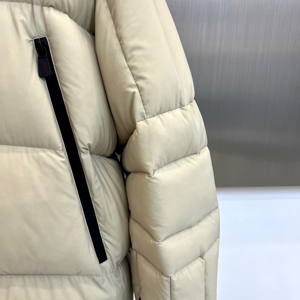 Mon蒙口（白鹅绒）、2025秋冬新款羽绒服，演绎阿尔卑斯雪山脉络的纯粹美学。这款GRENOBLE系列专