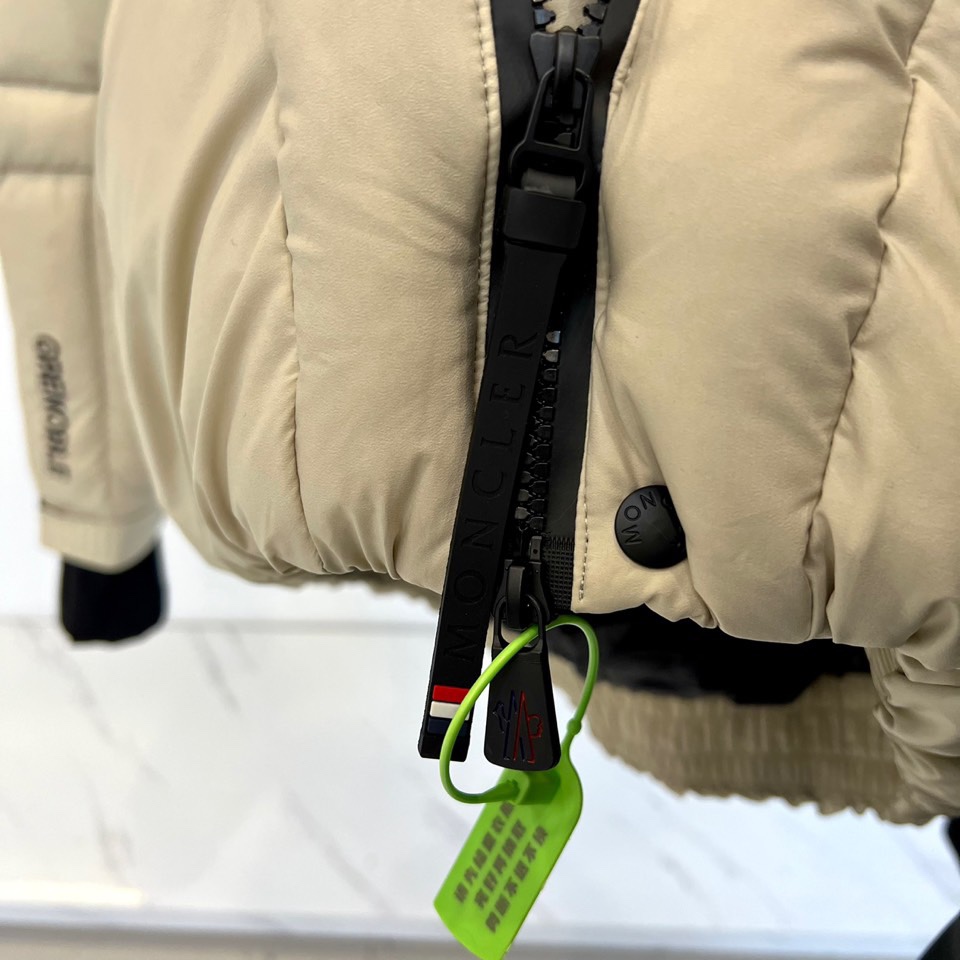 Mon蒙口（白鹅绒）、2025秋冬新款羽绒服，演绎阿尔卑斯雪山脉络的纯粹美学。这款GRENOBLE系列专