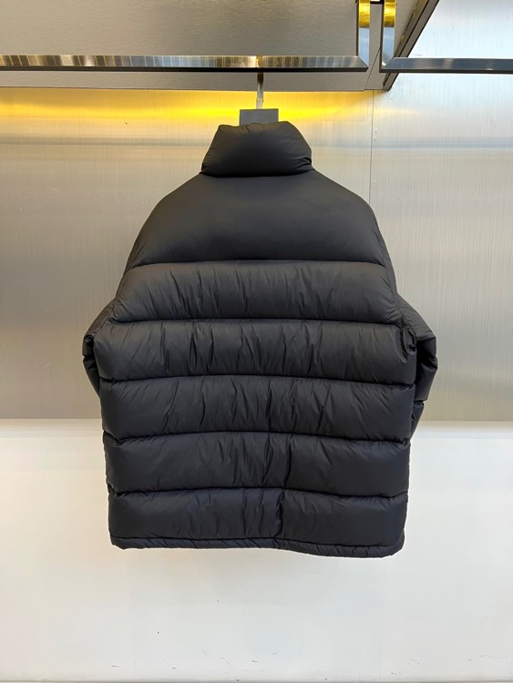 Dio迪奥（白鹅绒）、2025秋冬新品羽绒服，这款羽绒服采用立领设计，搭配顺滑拉链开合系统，宽松版型通过