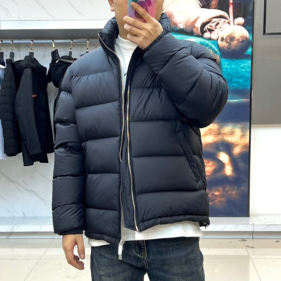 Dio迪奥（白鹅绒）、2025秋冬新品羽绒服，这款羽绒服采用立领设计，搭配顺滑拉链开合系统，宽松版型通过