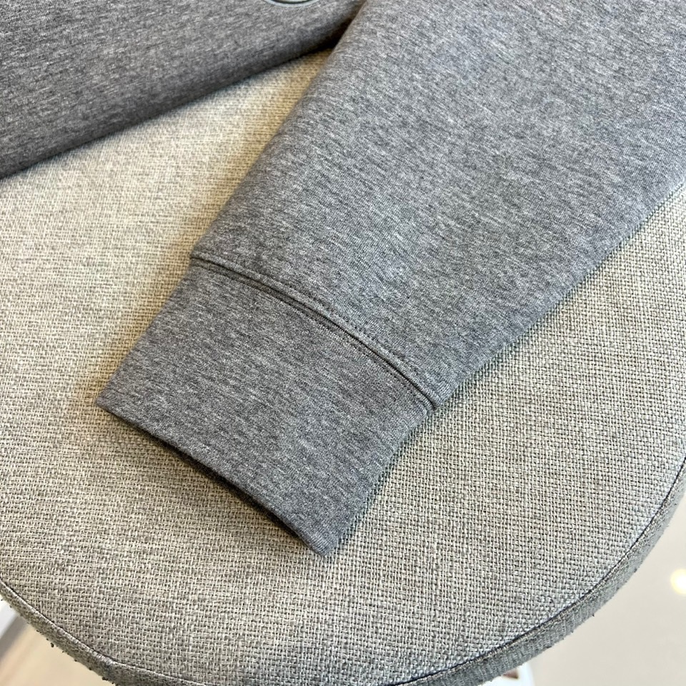 Dio迪奥、2025秋冬新品空气层卫衣，以高级灰色调演绎现代休闲风尚。经典圆领设计搭配舒适宽松的版型，选