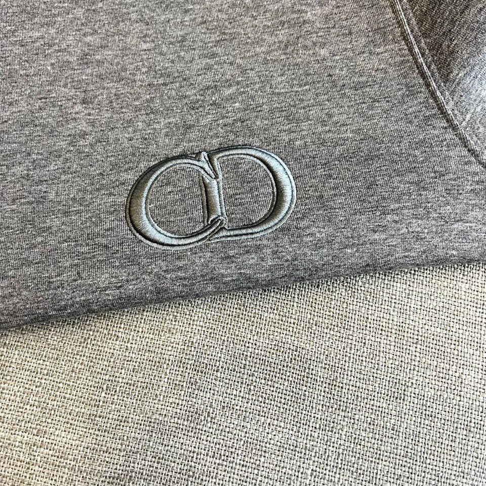 Dio迪奥、2025秋冬新品空气层卫衣，以高级灰色调演绎现代休闲风尚。经典圆领设计搭配舒适宽松的版型，选