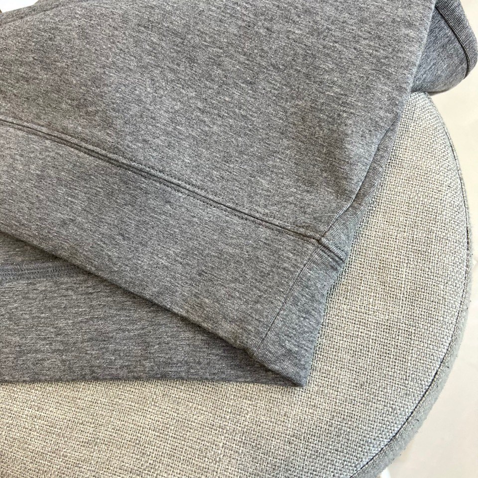 Dio迪奥、2025秋冬新品空气层卫衣，以高级灰色调演绎现代休闲风尚。经典圆领设计搭配舒适宽松的版型，选